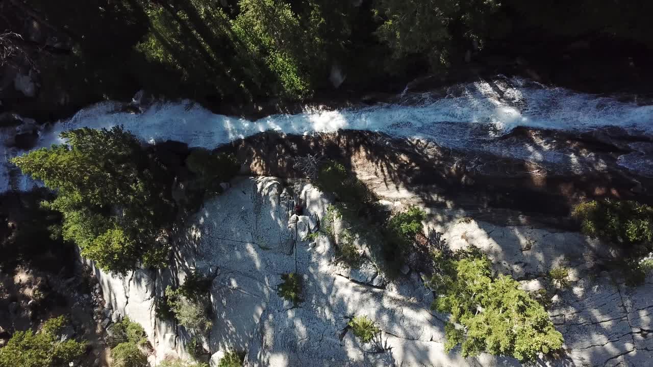 vista cinematográfica de arriba hacia abajo del arroyo montañoso de deshielo en el bosque de coníferas en el parque nacional de sequoia, sierra nevada, california, ee.uu.