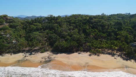 Drone-Elevándose-Sobre-Una-Playa-Aislada-En-Sayulita,-México