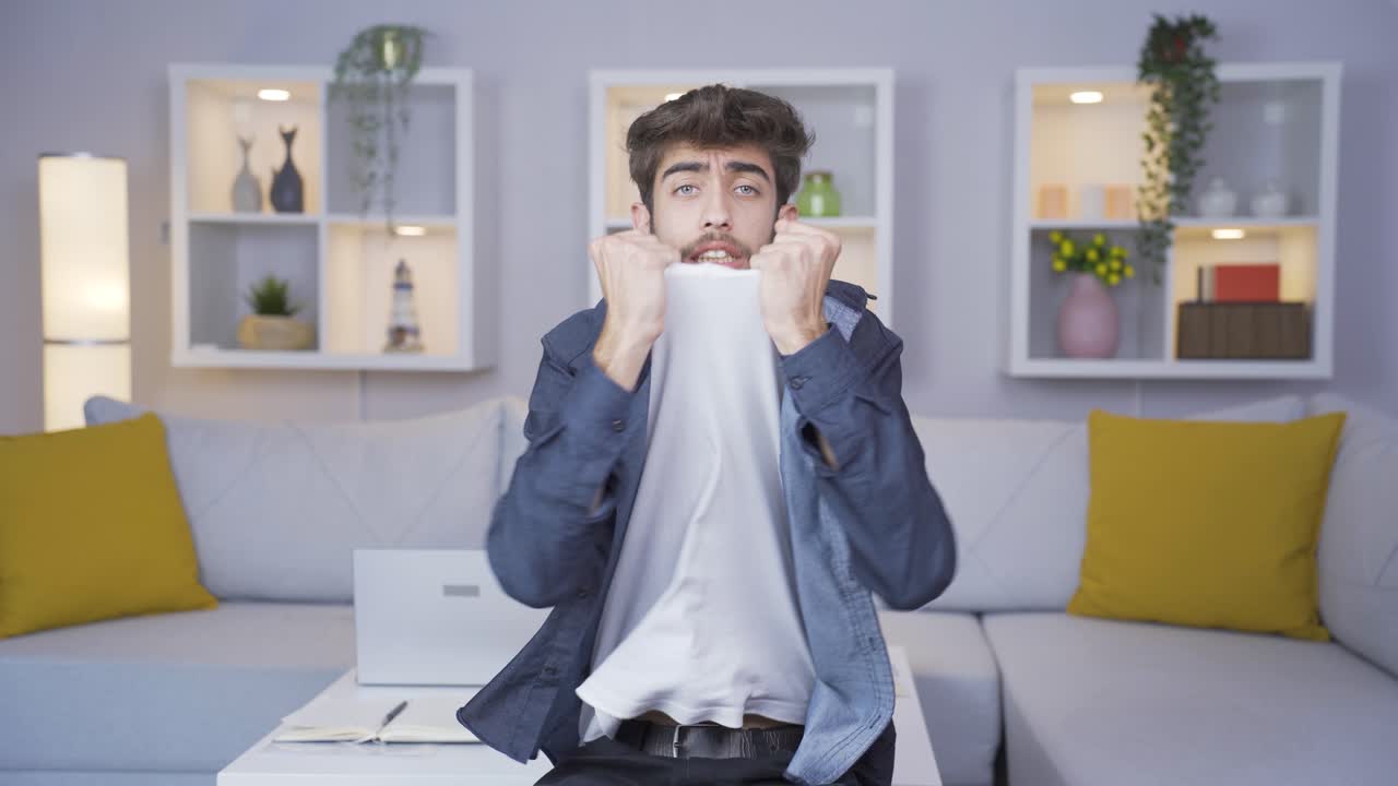 카메라 앞에서 신경 ⁇ 약에 걸린 남자