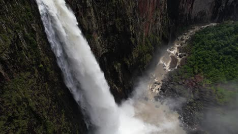 vista aérea de las cataratas de wallaman, el parque nacional de girringun, la cascada más alta de australia, tomada por un dron