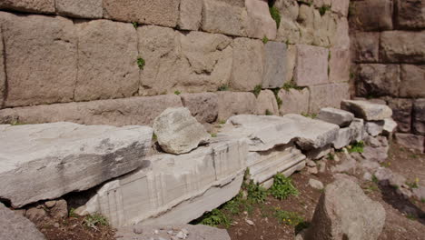 Piedras-Frente-A-Un-Muro-De-Piedra-En-Pérgamo