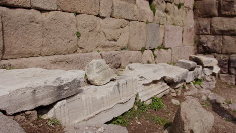 piedras frente a una pared de piedra en el pérgamo