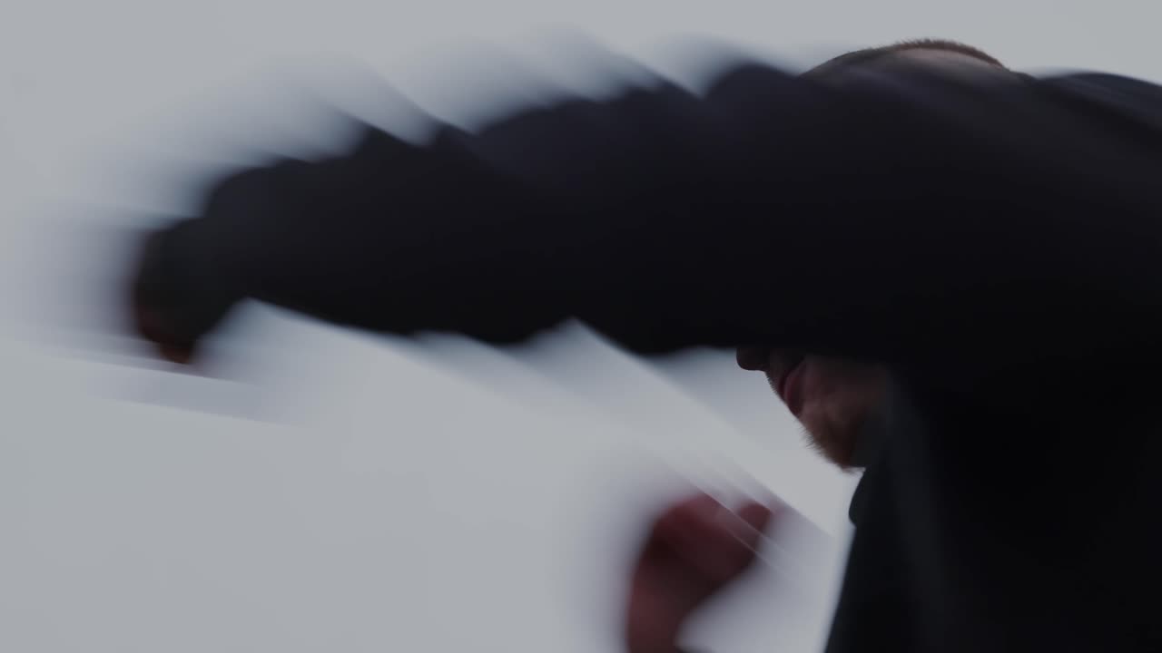 회색 하늘에 대항하여 그림자 복싱을 하는 권투 선수 의 영웅  ⁇