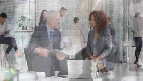 animación de peatones que caminan rápido sobre personas de negocios en la reunión