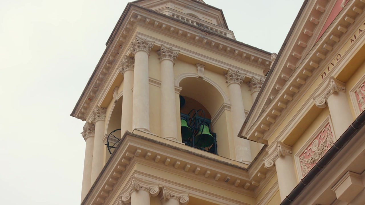 Veduta dal basso del campanile di una chiesa storica con colonne a Imperia, Liguria, Italia