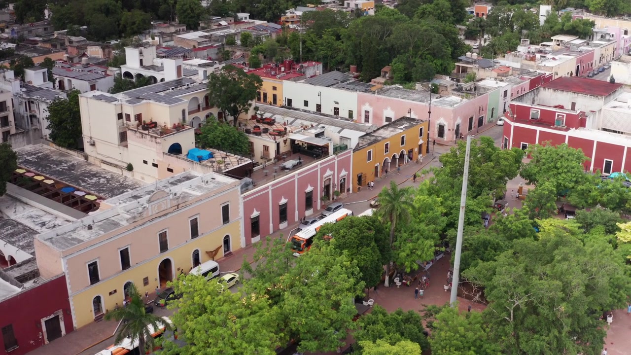 Ripresa aerea ravvicinata con dolly delle strade colorate di Valladolid nello stato dello Yucatan, Messico. 4K