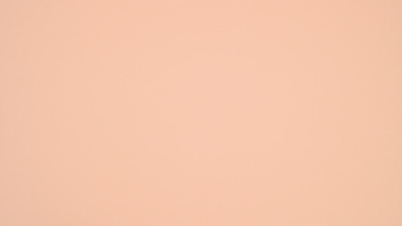 las letras de madera de amor salen de pastel rosa regalo con cinta en tema naranja brillante. detener la moción plana