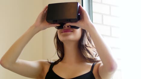 mujer sonriente usando auriculares de realidad virtual