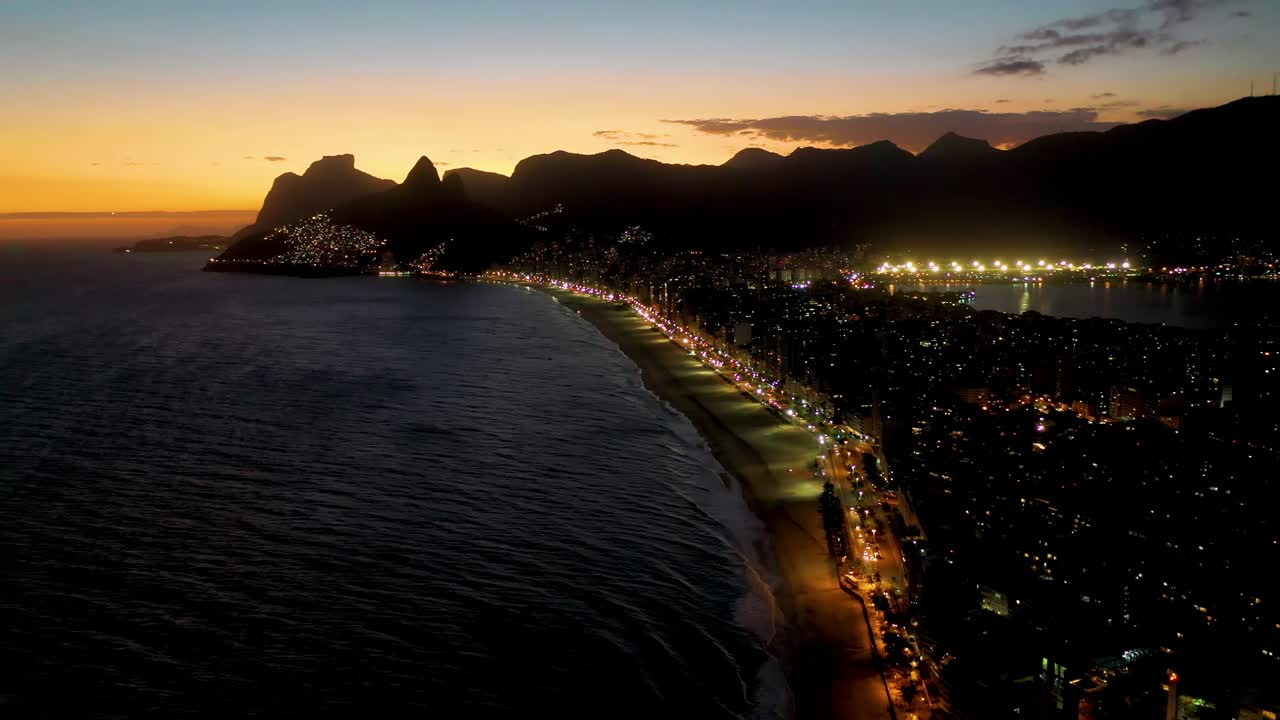 Rio de Janeiro, Brasilia. Auringonlaskun ilmakuva Ipaneman rannasta, Rio de Janeirosta, Brasiliasta. Auringonlaskun siluetti. Auringonlaskun taivas. Ipaneman kuuluisa jalkakäytävä, Rio de Janeiro, Brasilia.