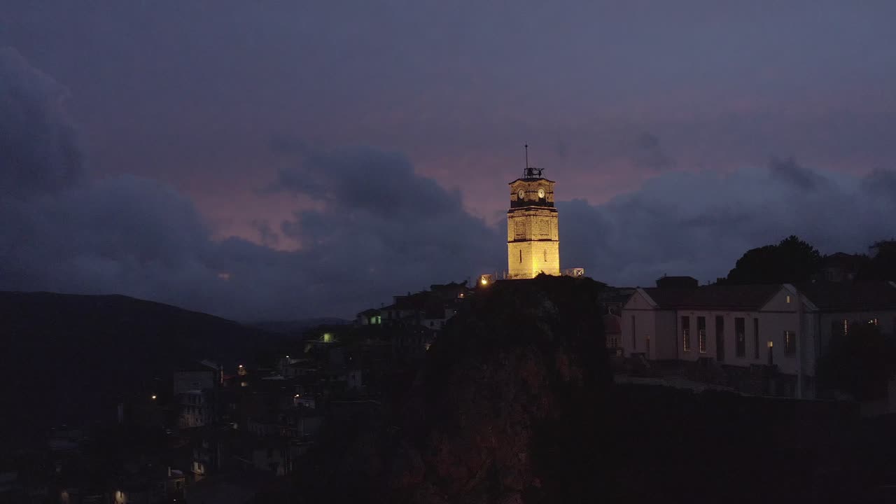 vuelo aéreo sobre la vieja torre del reloj grecia historia de la arquitectura ruinas viajes