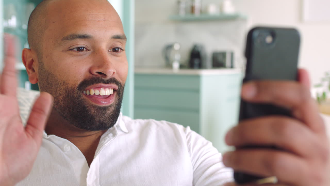 feliz, llamada de video y hombre saludando en un teléfono