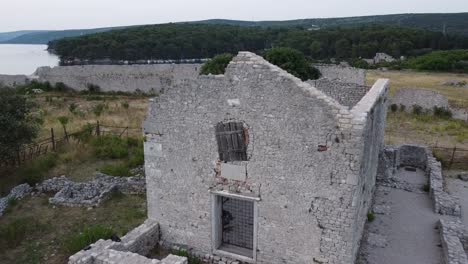 Altes,-Verlassenes-Steingebäude-Mit-Fenstern,-Bauernhaus-Neben-Dem-Meer