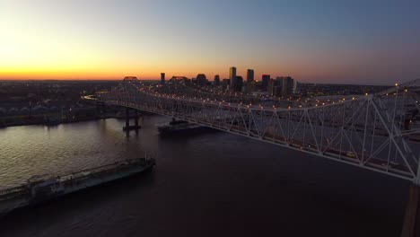 美麗的夜晚空中影像:新月城橋 (crescent city bridge) 穿過密西西比河 (mississippi river),揭示了新奧爾良 (louisiana) 的天際線1