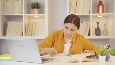 estudiante estresada y nerviosa.