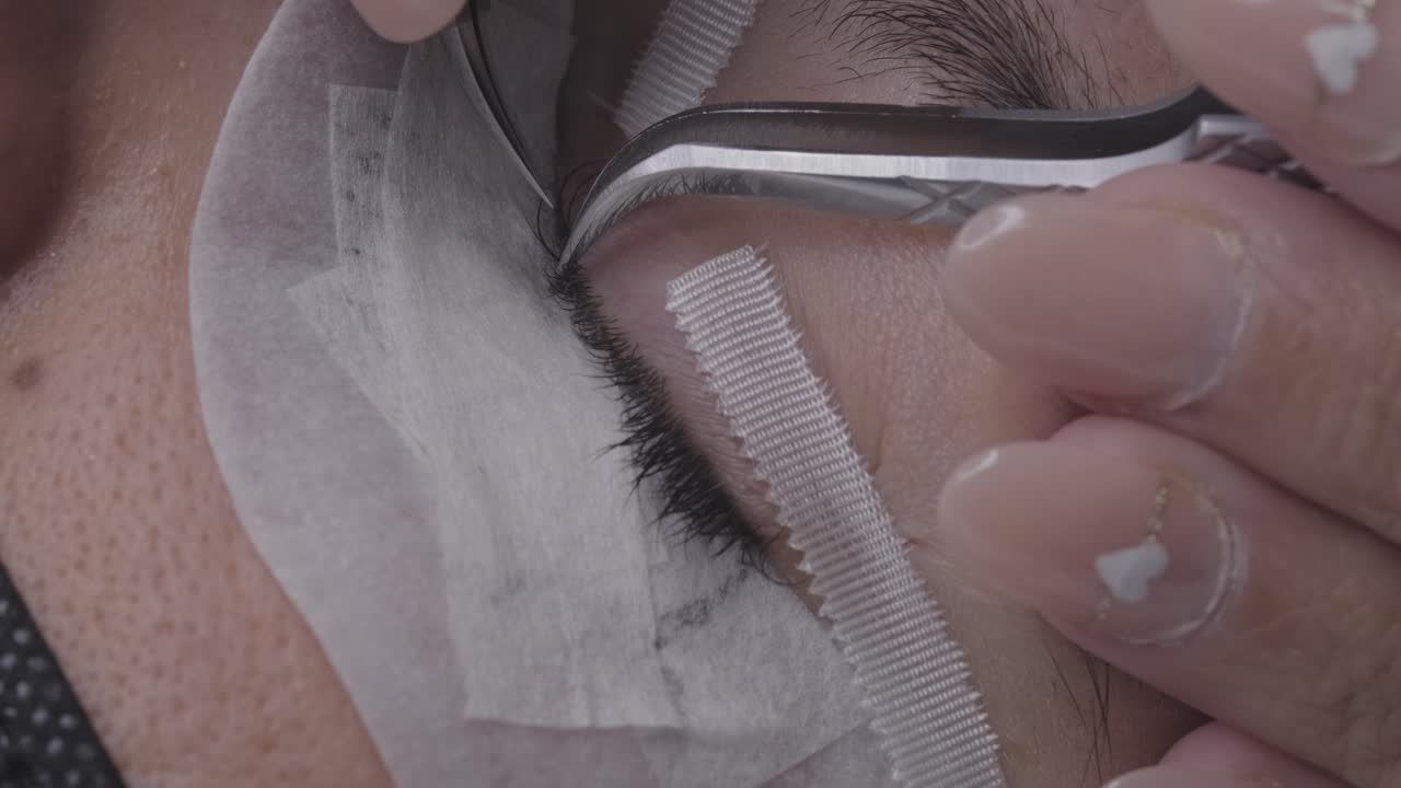 cerrar la colocación de las pestañas falsas en el ojo