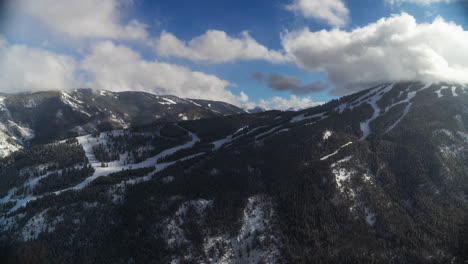 álamo-Temblón-Tierras-Altas-Timelapse-Ajax-Pista-De-Esquí-Corre-Suero-De-Leche-Masa-De-Nieve-Granate-Campanas-Pirámide-Picos-Montañas-Rocosas-Invierno-Azul-Cielo-Cubierto-De-Nieve-Nublado-Niebla-Movimiento-Escénico-Paisaje