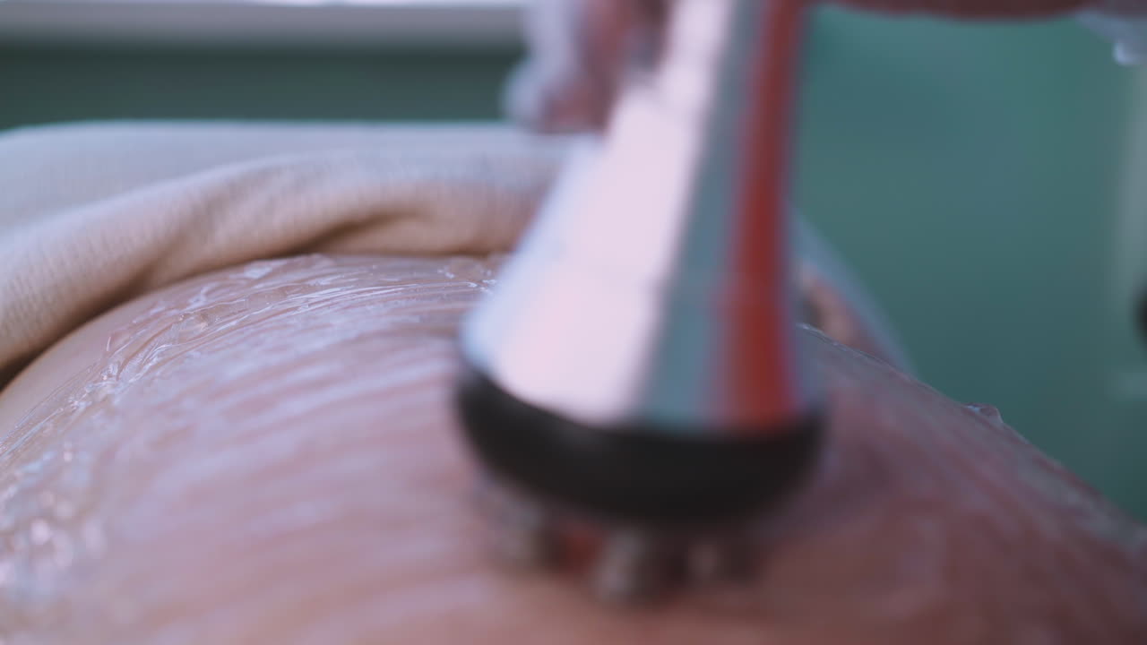 전문가는 클라이언트의 큰 배를 따라 기구를 움직입니다.