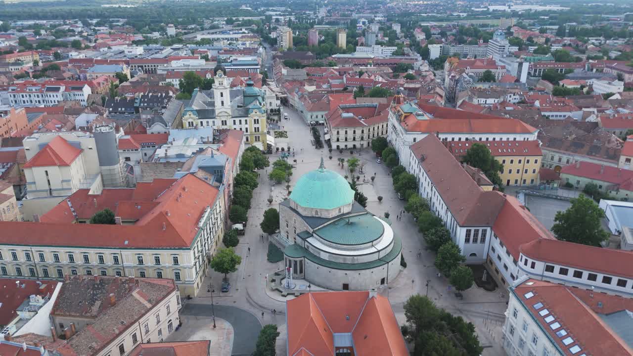 Mešita Paši Kásima na Széchenyiho náměstí, Pécs, zdůrazňující její osmanskou architekturu a historickou centrální polohu