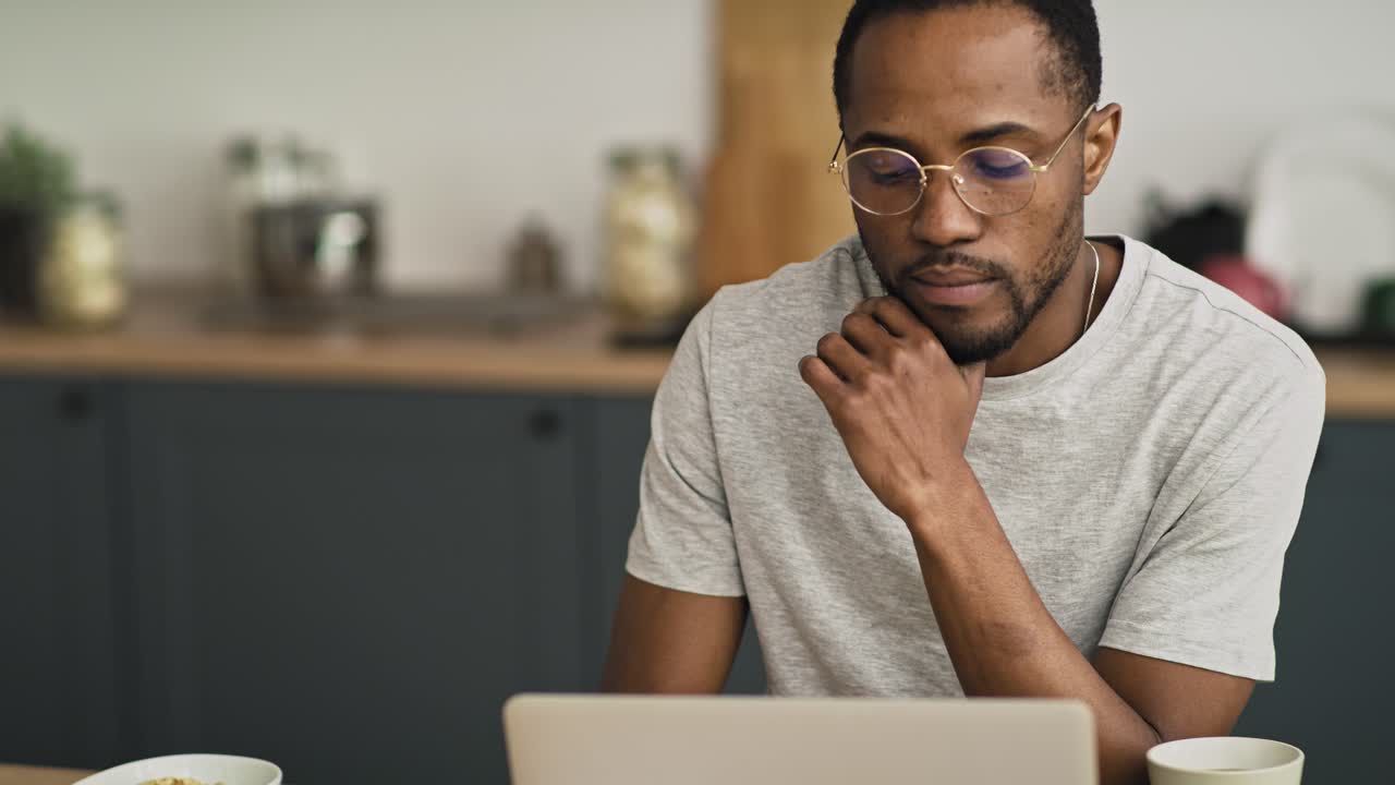 vídeo de un hombre en casa centrado en las elecciones