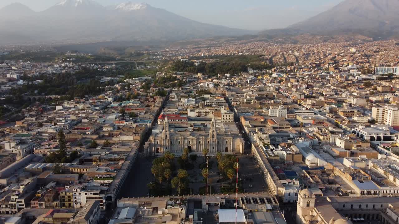 Vista aérea de la ciudad de Arequipa y su Catedral con montañas.