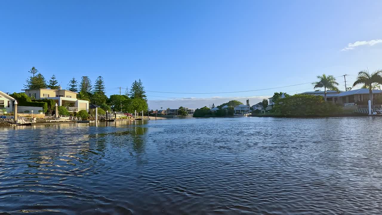 골드 코스트 수로를 가로질러 경치 좋은 보트 타기