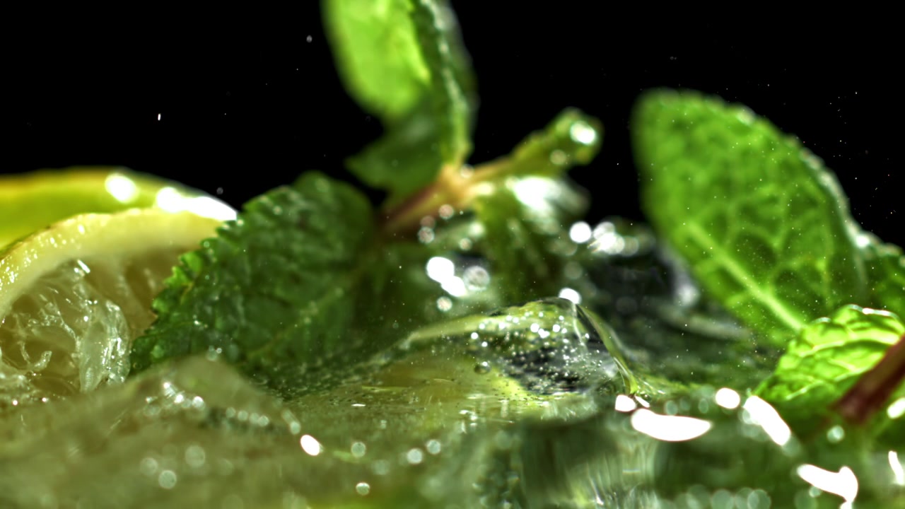 Cocktail Mojito rinfrescante con lime, menta e cubetti di ghiaccio