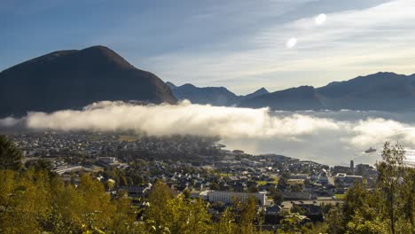 Zeitraffer-Der-Stadt-Volda,-Wo-Sich-Wolken-Bewegen