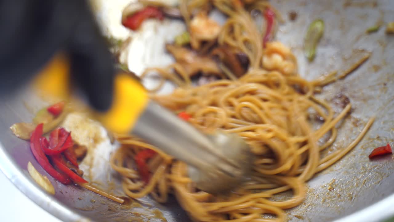 cocinar espagueti frito con camarones y verduras