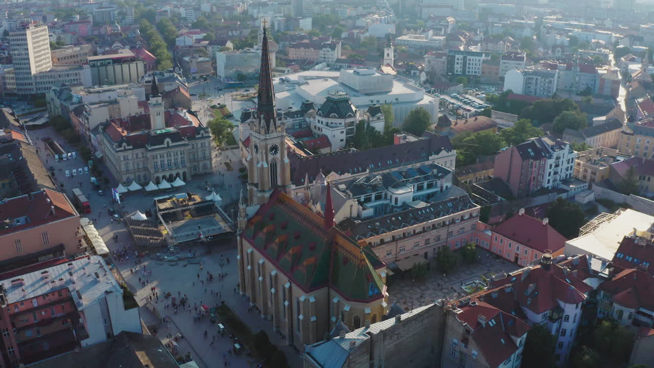 vista aérea de una ciudad europea con una iglesia y gente