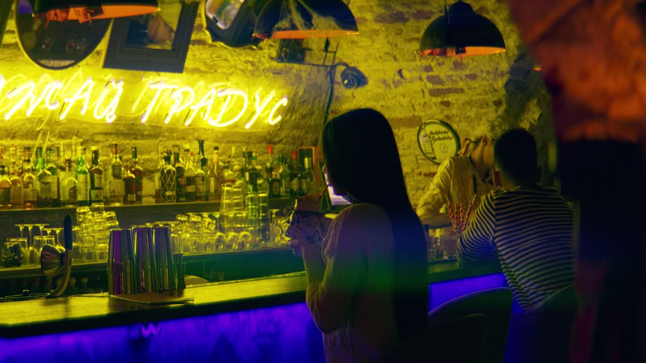 noche en un bar elegante