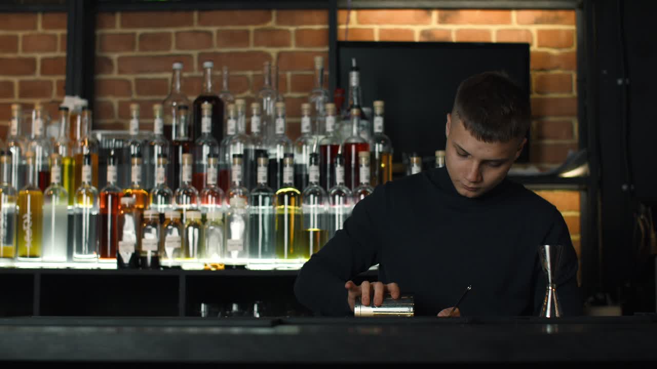 Barman che prepara cocktail in un bar