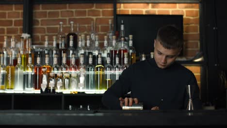 un camarero preparando cócteles en un bar