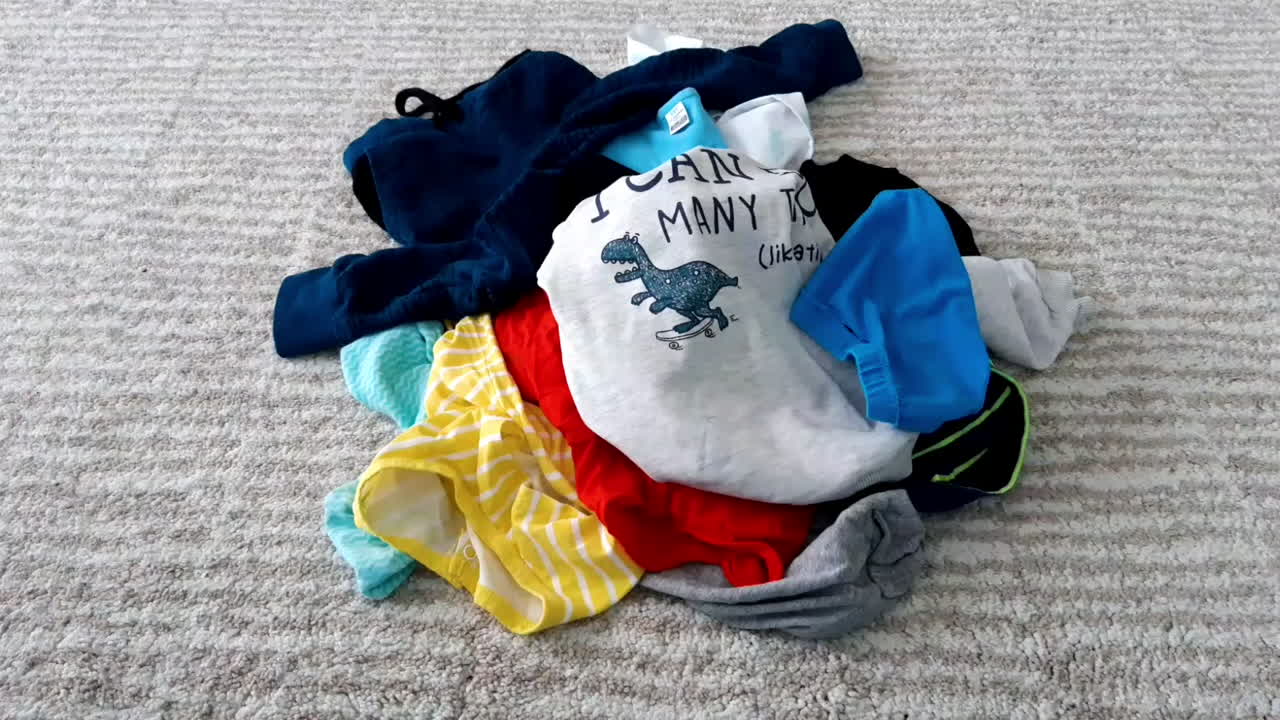 tirando ropa sucia de niños en una pila en el suelo