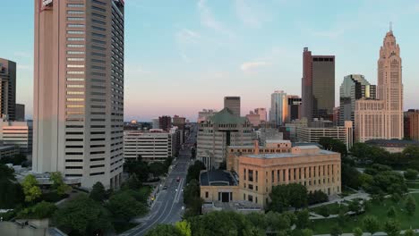 Antena-De-Las-Calles-De-La-Ciudad-Al-Atardecer---Columbus,-Ohio