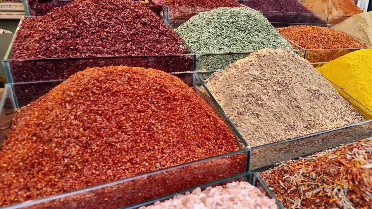 Des épices et des herbes colorées exposées dans un marché traditionnel