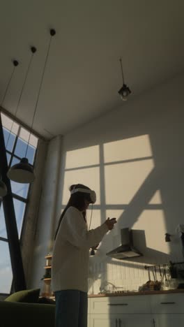 mujer experimentando la realidad virtual en casa