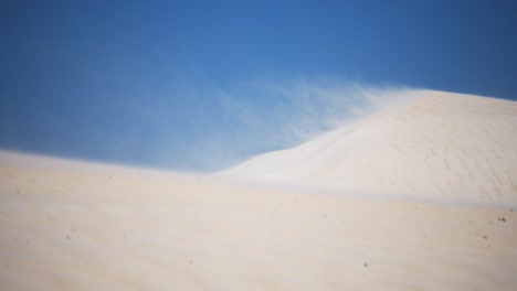 Penachos-De-Arena-Impulsada-Por-El-Viento-Desde-La-Parte-Superior-De-Una-Duna-De-Arena-Blanca