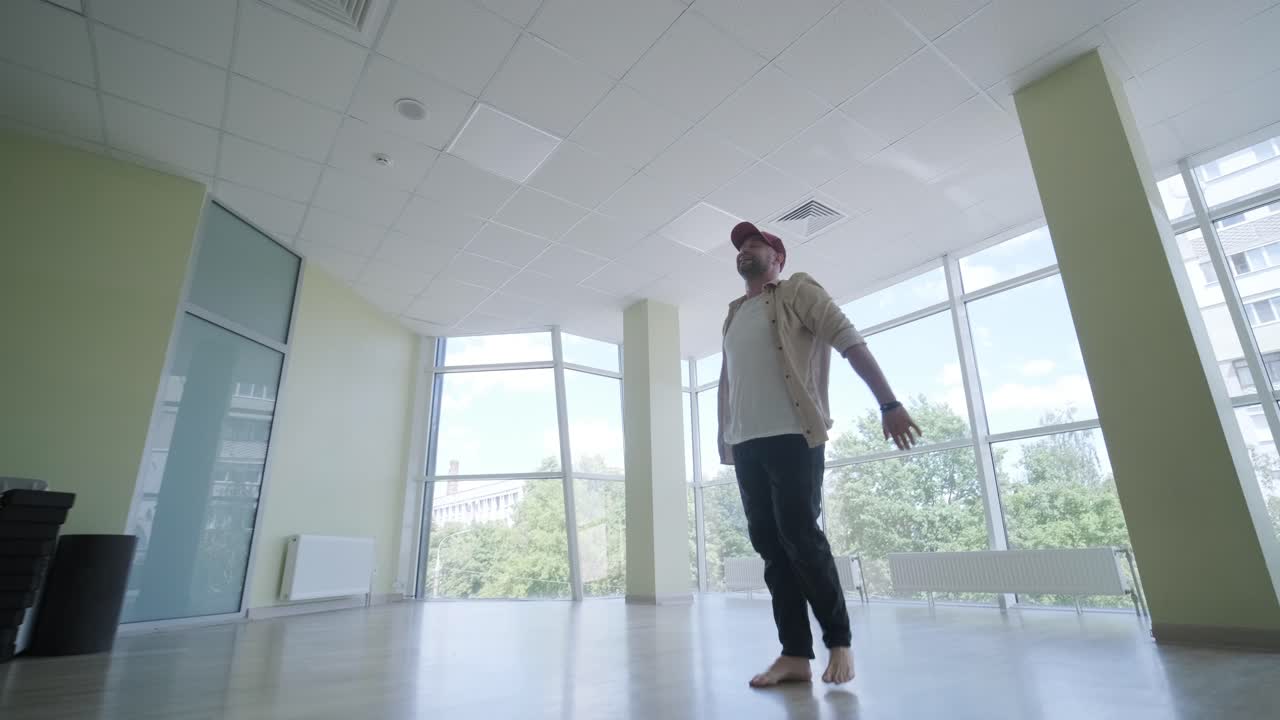 hombre bailando breakdance en un estudio moderno