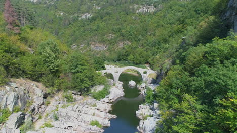 Un-Viejo-Puente-De-Piedra