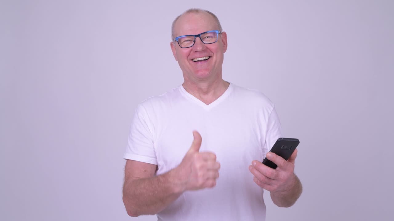 fotografía de estudio de un hombre de edad avanzada y guapo