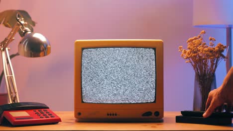 tv retro, televisión vintage en una configuración nostálgica, una tv retro muestra grano en la pantalla, dispositivo aterrador de la noche de halloween bueno para la llave de croma y la pantalla verde. imágenes de alta calidad 4k