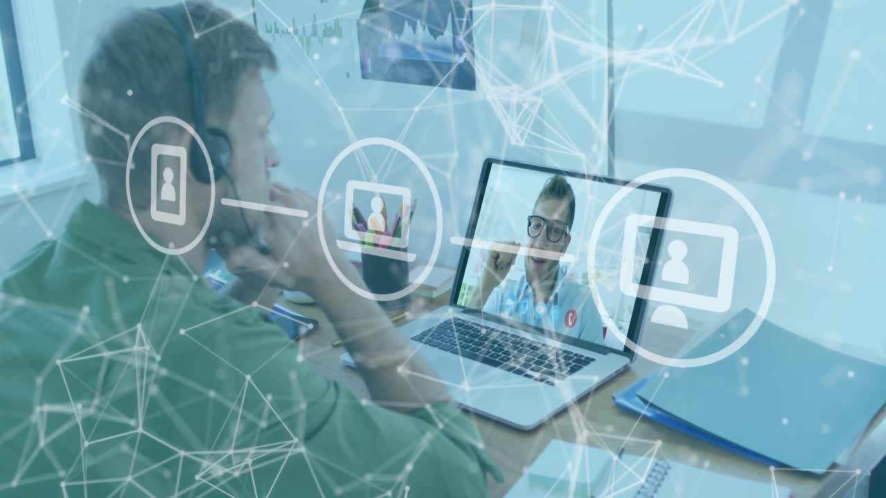 animación de iconos y red de conexiones sobre el hombre usando computadora portátil en videollamada