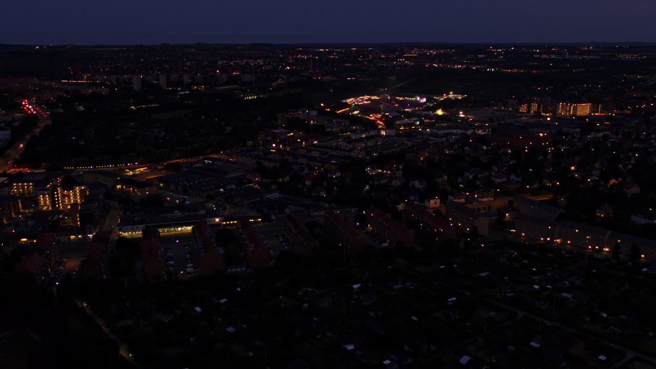 Volo di drone sulla città al crepuscolo