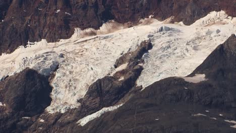 restos de un glaciar que alguna vez fue grande entre montañas de alaska