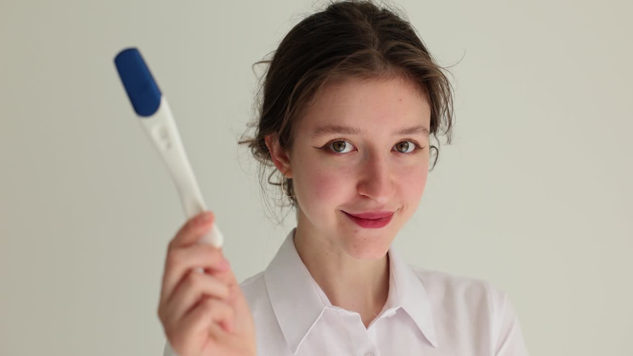 Donna che mantiene un test di gravidanza