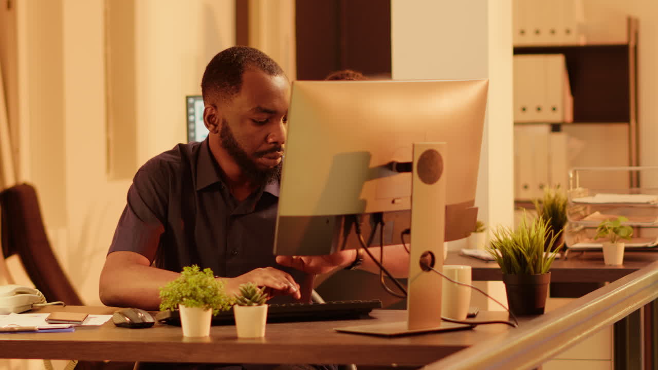 Mann arbeitet am Computer im Büro