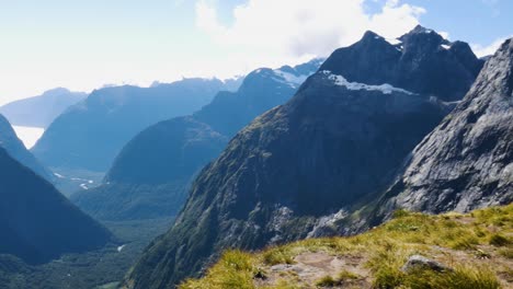 toma panorámica de la hermosa cordillera con nieve en el pico durante el día soleado en la ruta de la silla de montar gertrude en nueva zelanda