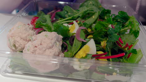 primer plano de comer una ensalada con atún