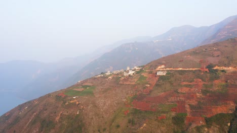 Paisaje-A-Lo-Largo-Del-Río-Yangtze-En-China,-Un-Pueblo-Construido-En-La-Cima-Del-Valle-Increíble-Pueblo-Construido-En-La-Cima