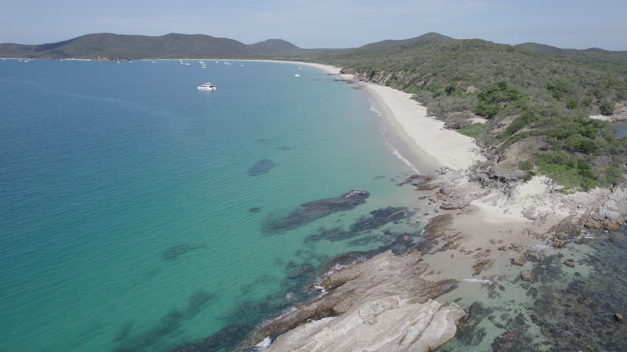 Avustralya, Queensland'deki Great Keppel Adası'nda Manzaralı Sahil - havadan drone çekimi